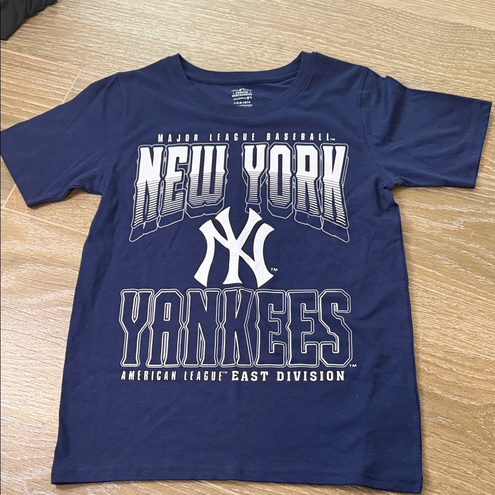 NWOT MLB Genuine Merchandise Navy New York Yankees Youth Tee L (12/14)